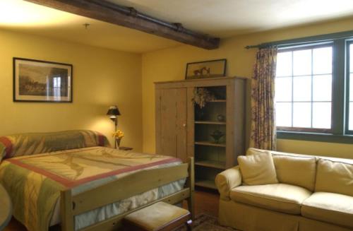 boutique hotels in Bousquet Ski Area